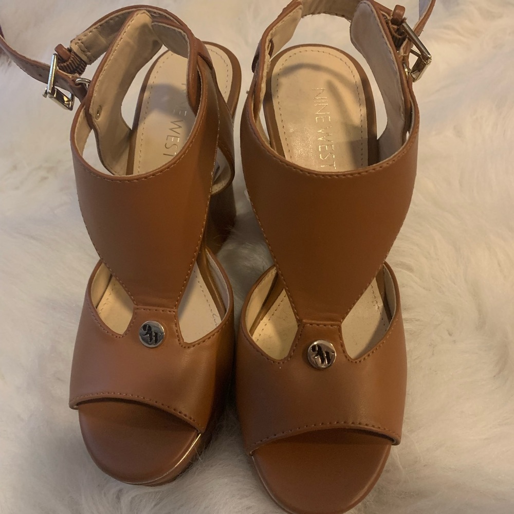 Selling these brand new Nine West wedges!